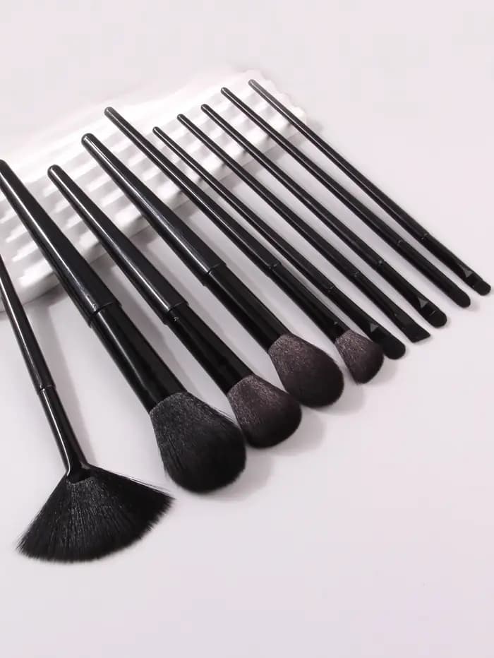 Ensemble de 10 pinceaux de maquillage noirs à poils doux de haute qualité