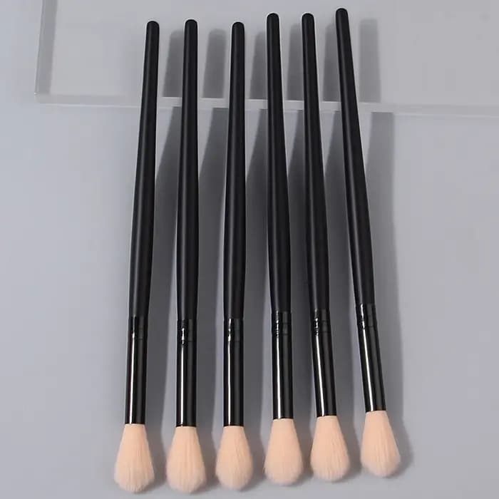 Ensemble de pinceaux de maquillage couleur champagne : pinceau surligneur flamme
