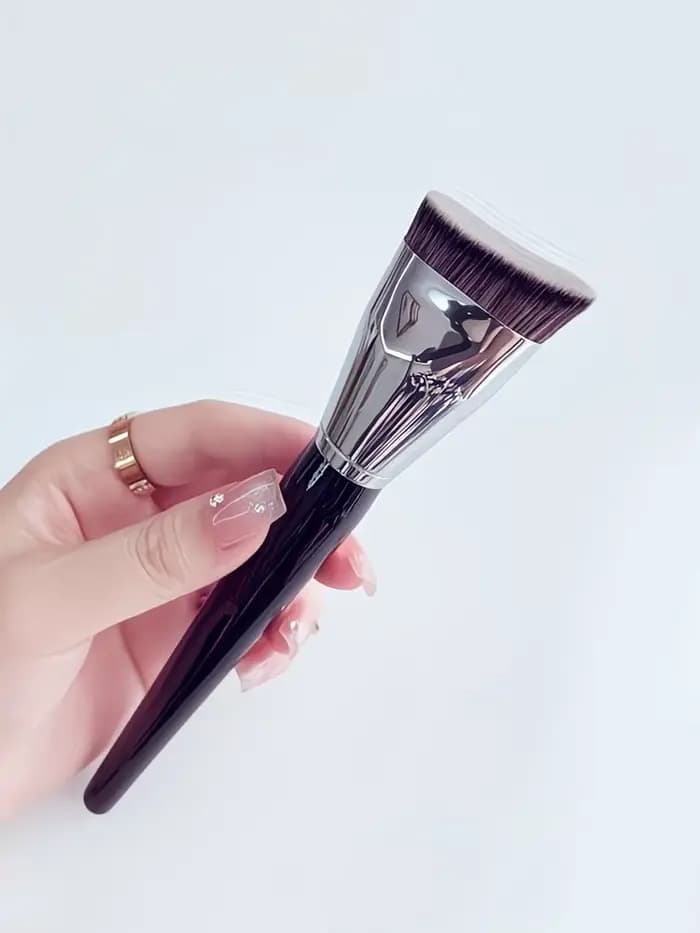 Grand pinceau double usage pour le contouring