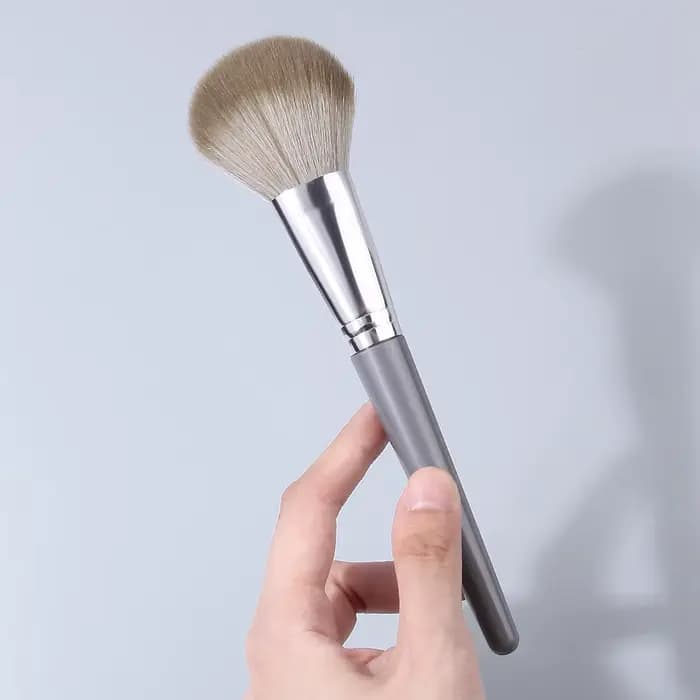 Pinceau à poudre volumineux en poils synthétiques doux
