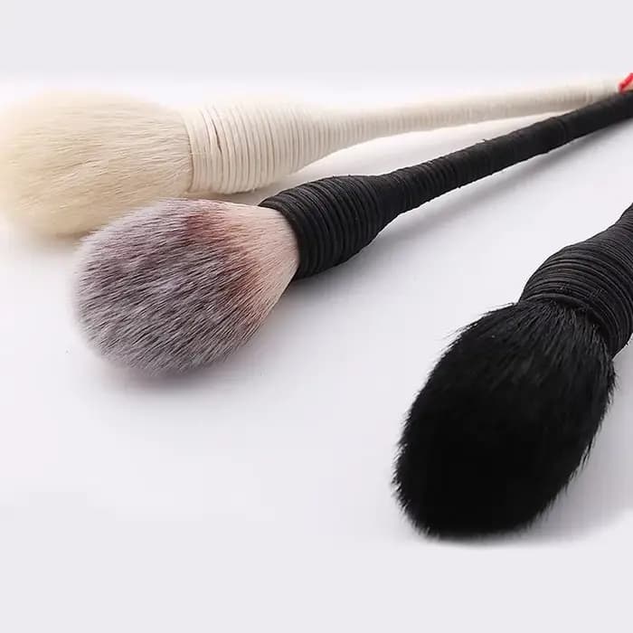 Pinceaux de maquillage plats en rotin et laine de chèvre
