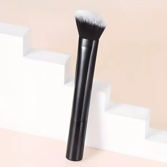 1 pinceau coudé pour blush et contour