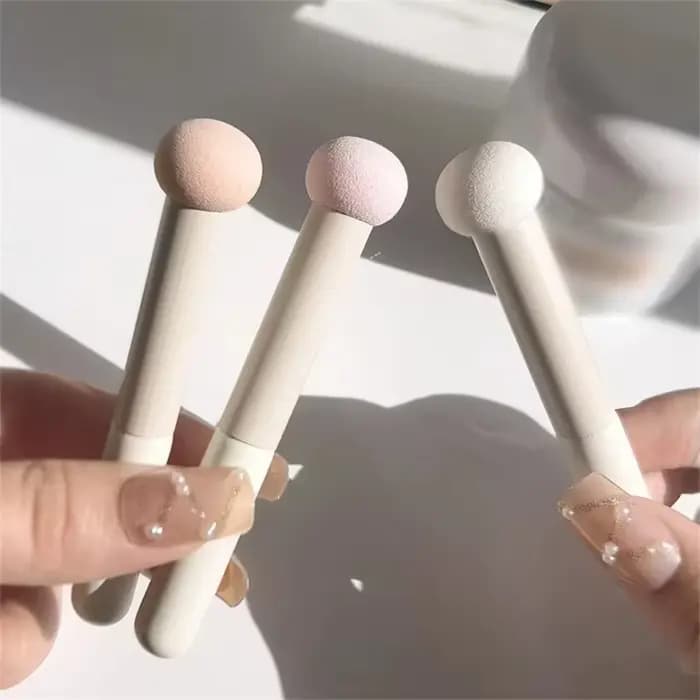 Pinceau anti-cernes avec tête de chambre plus lente