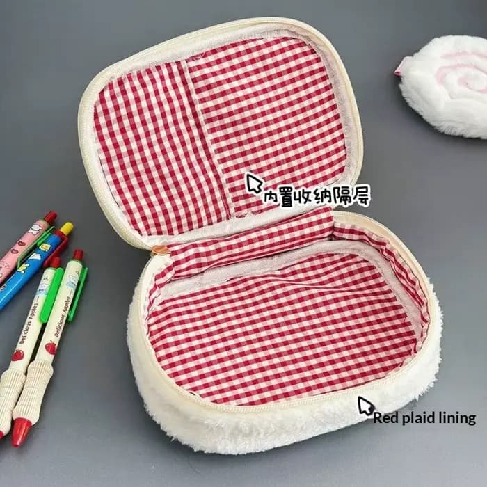 Trousse à crayons brodée de fraises