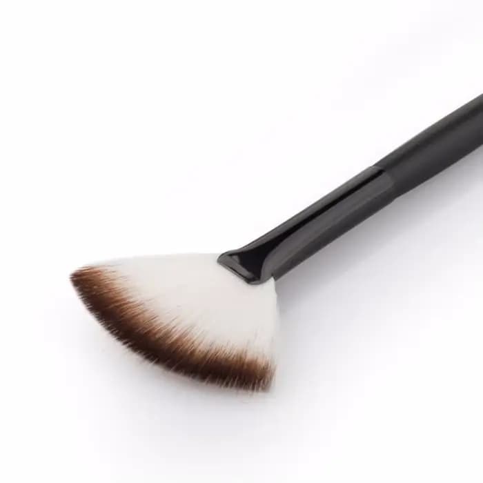 Brosse à reflets en forme d'éventail