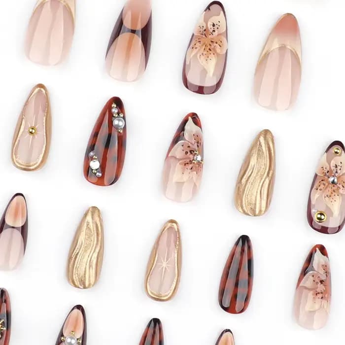 24 faux ongles dorés ondulés marron à motifs floraux avec strass et perles, forme amande, à presser,