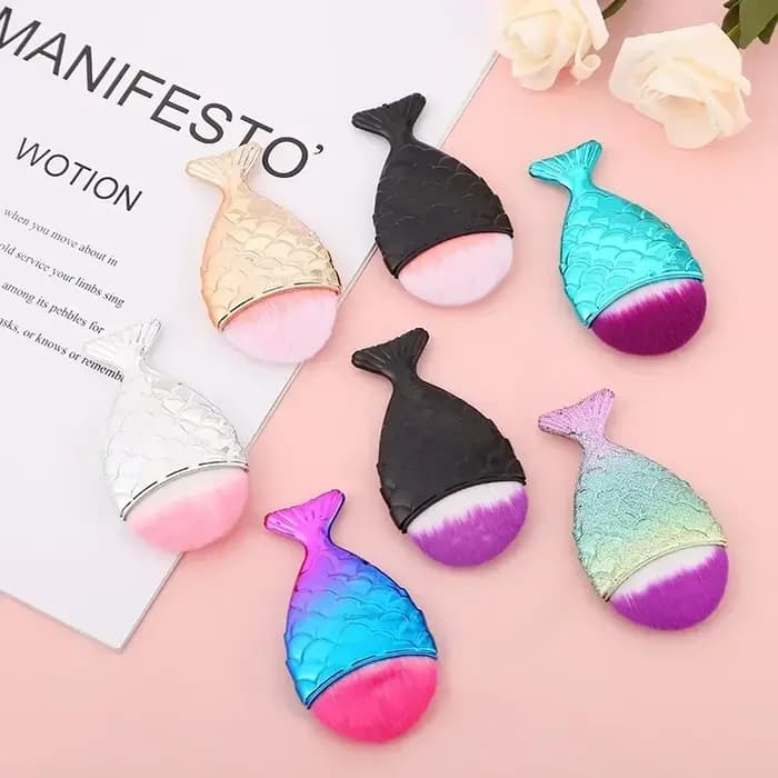 Brosse à ongles colorée en forme de queue de poisson
