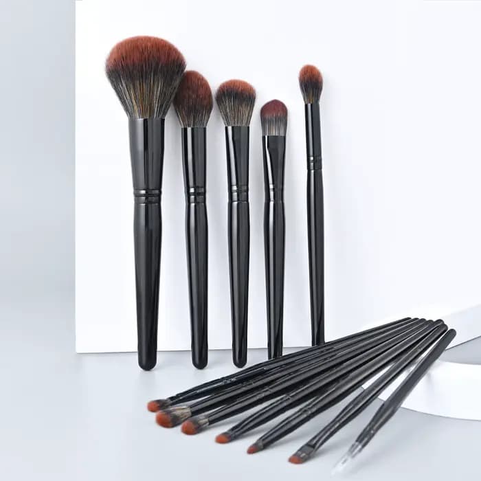 Ensemble de pinceaux de maquillage professionnels végétaliens noirs
