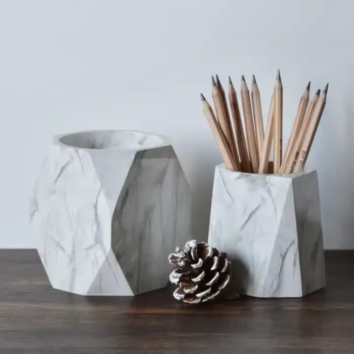 Support pour pinceaux de maquillage pour bureau, boîte de rangement simple, ornement créatif et élégant en résine, porte-stylo, papeterie.