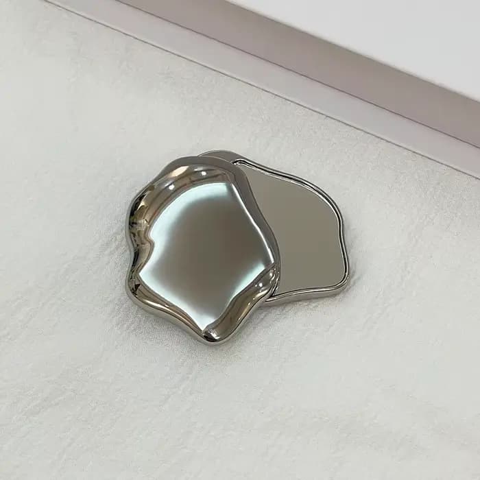 Miroir de maquillage portatif en forme de coeur