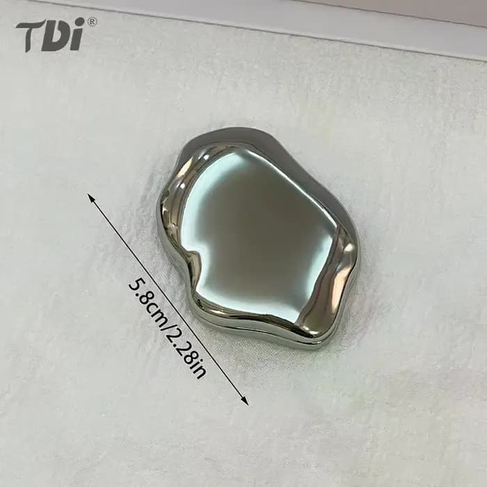 Miroir de maquillage portatif en forme de coeur