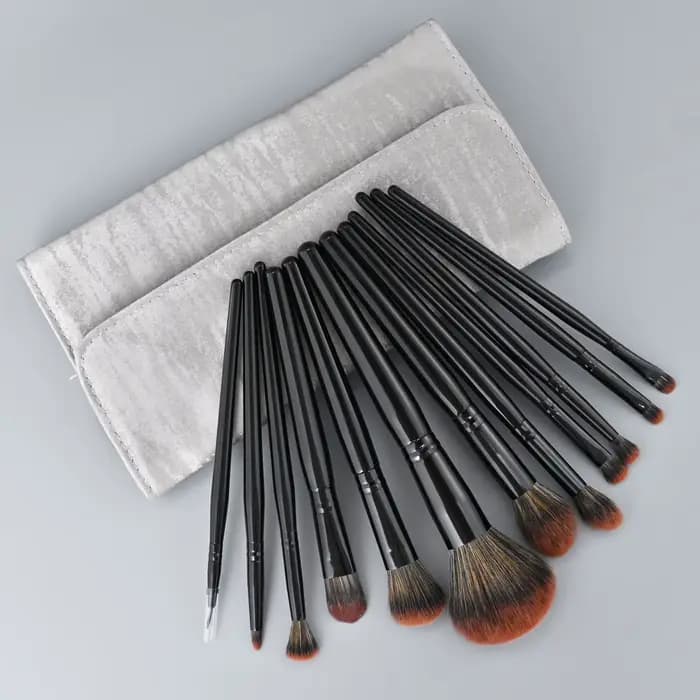 Ensemble de pinceaux de maquillage professionnels végétaliens noirs