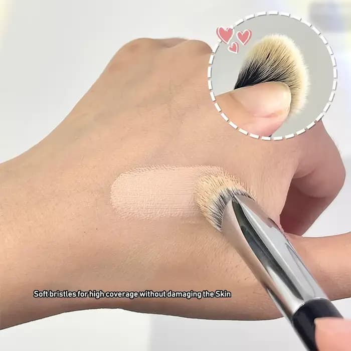 Triangle biseauté correcteur brosse cernes taches d'acné