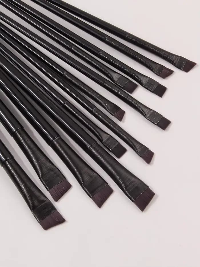 Lot de 12 pinceaux de maquillage : Pinceau eyeliner Scythe