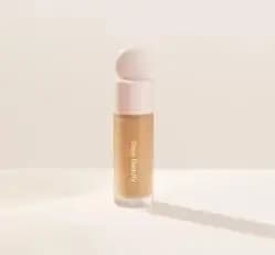 Le fond de teint liquide Rare Beauty est hydratant