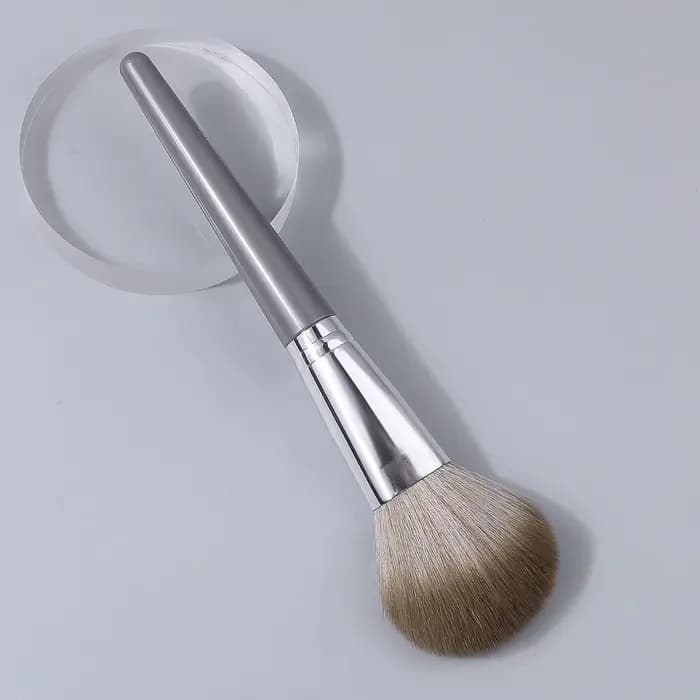 Pinceau à poudre volumineux en poils synthétiques doux