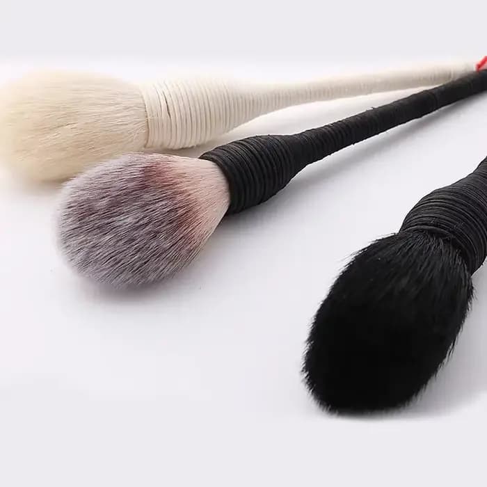 Pinceaux de maquillage plats en rotin et laine de chèvre