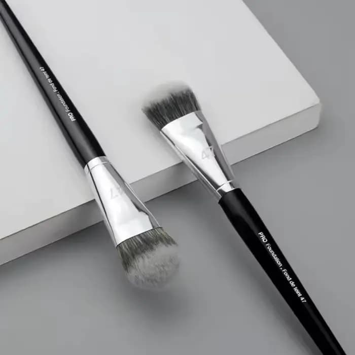 Pinceau de maquillage professionnel Sephora n°47 à angle biseauté pour fond de teint liquide, crème