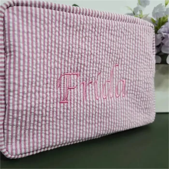Trousse de maquillage personnalisée Seersucker – Nom brodé