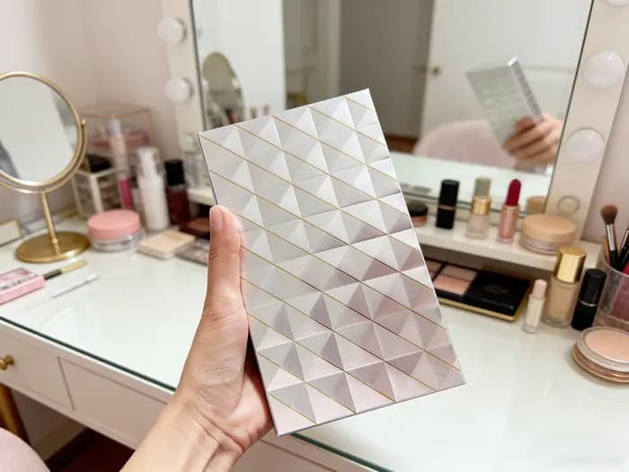 Palette à paupières magnétique vide à 2 couches avec miroir, design argenté avec accents dorés en re