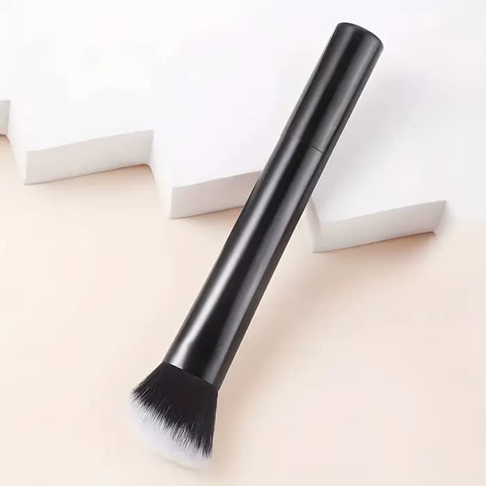 1 pinceau coudé pour blush et contour