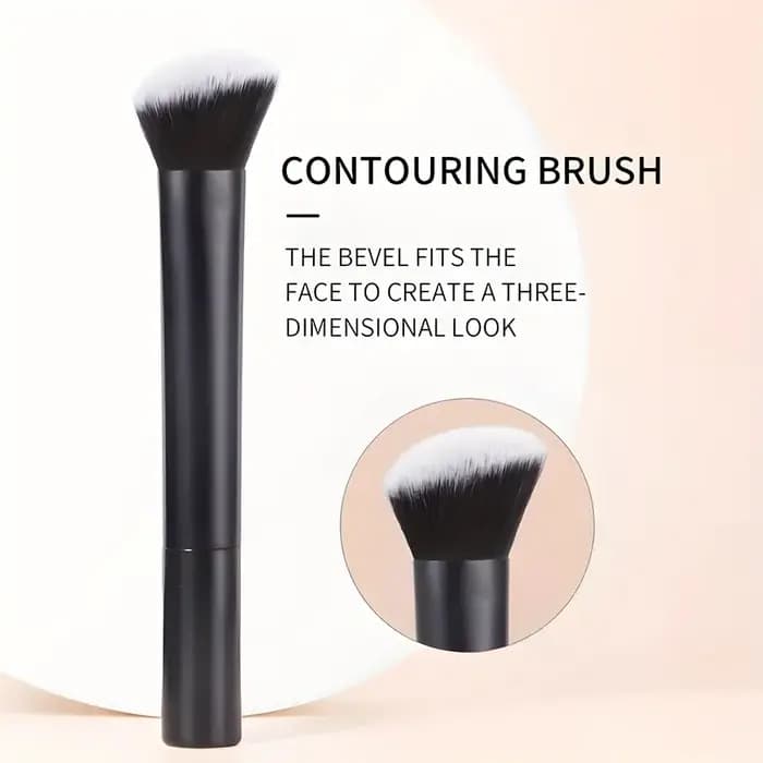 1 pinceau coudé pour blush et contour
