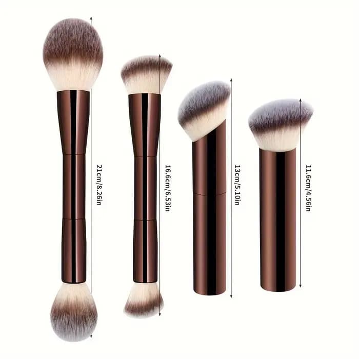 Un ensemble de 4 pinceaux de maquillage comprenant un pinceau pour le fond de teint