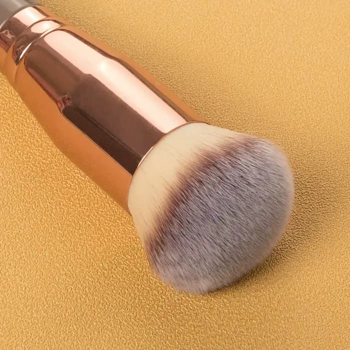 Pinceau de maquillage pour fond de teint avec manche en bois en noir de minuit fonctionne