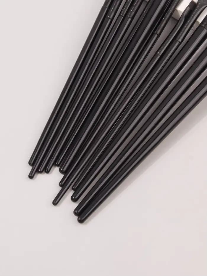 Lot de 12 pinceaux de maquillage : Pinceau eyeliner Scythe