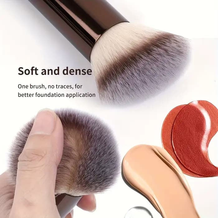 Un ensemble de 4 pinceaux de maquillage comprenant un pinceau pour le fond de teint