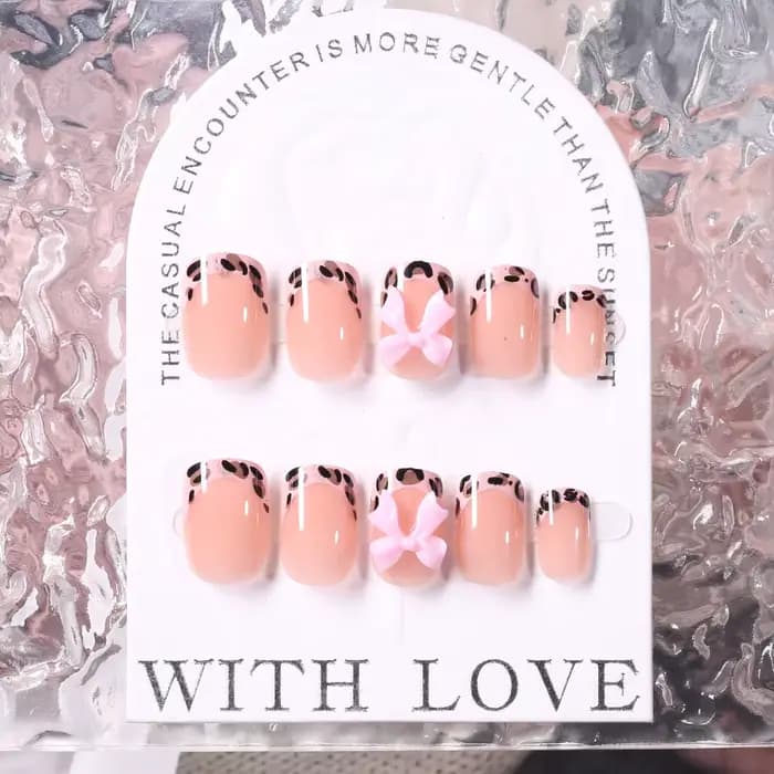 24 faux ongles dorés ondulés marron à motifs floraux avec strass et perles, forme amande, à presser,