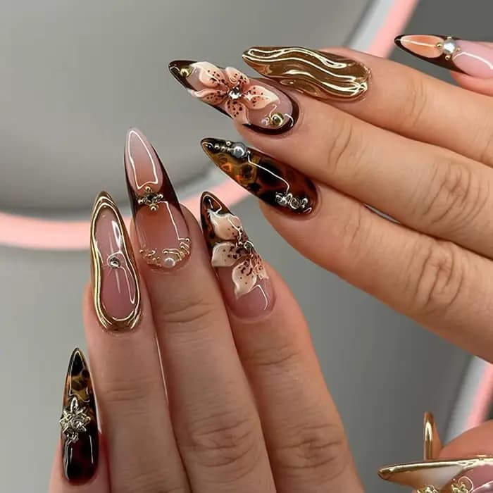 24 faux ongles dorés ondulés marron à motifs floraux avec strass et perles, forme amande, à presser,