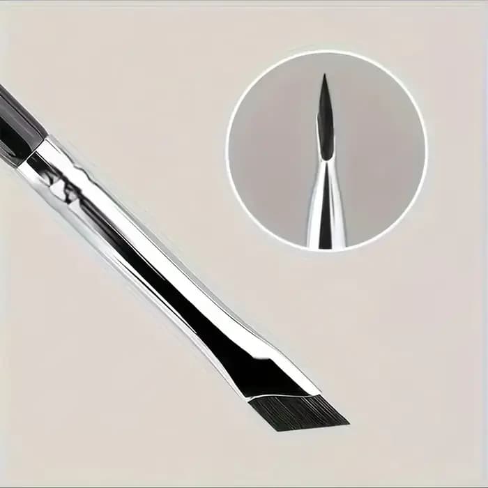 Brosse ombre à paupières Ultra fine faucille diagonale